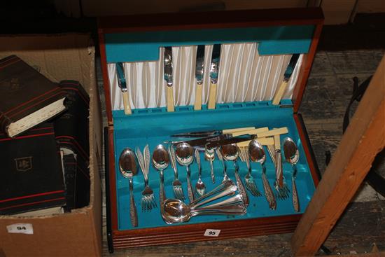Set of plated cutlery(-)
